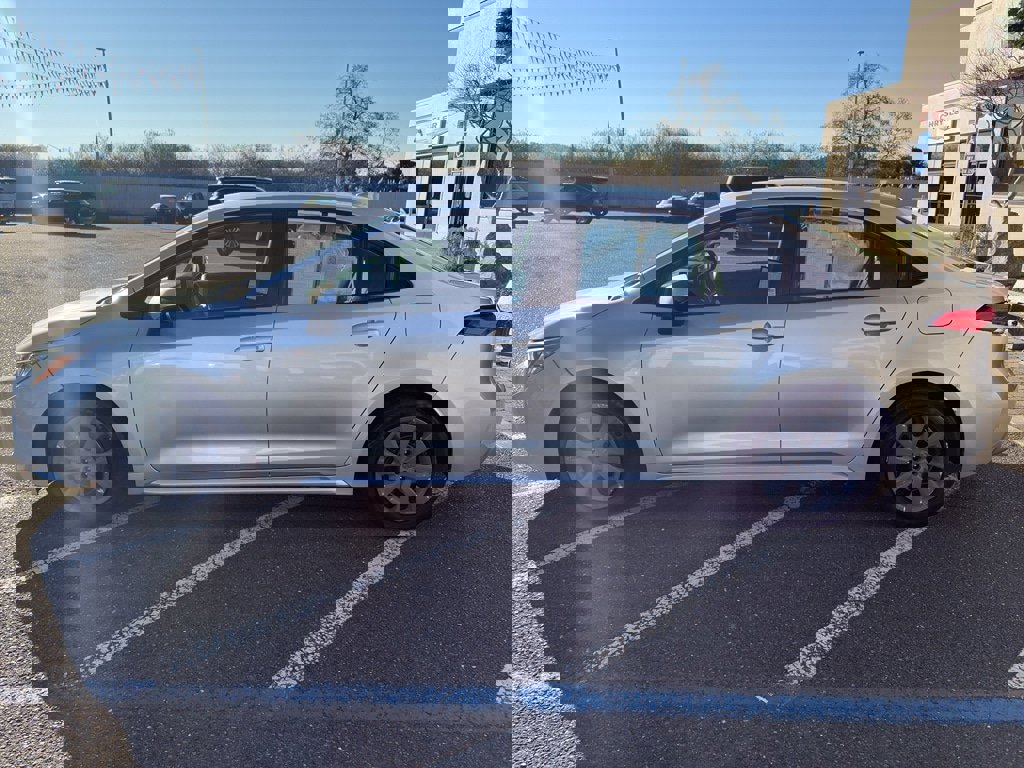 Used 2022 Toyota Corolla LE image 3
