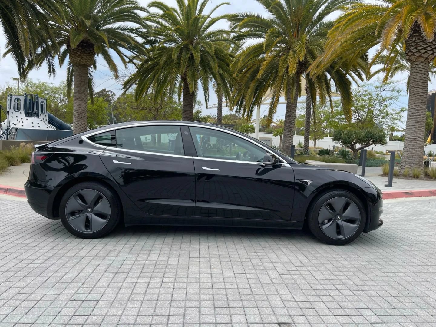 Used 2018 Tesla Model 3 Mid Range RWD image 3