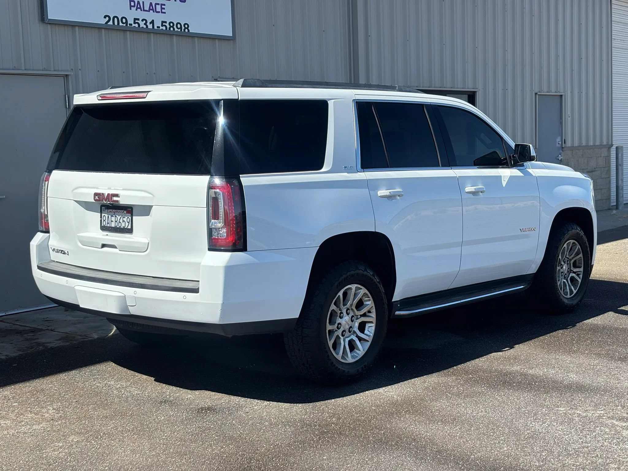 Used 2017 GMC Yukon SLT AWD/4WD image 3