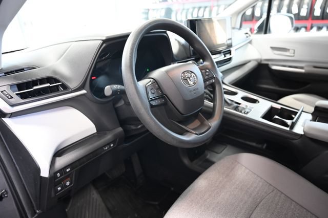 Used 2025 Toyota Sienna LE AWD/4WD image 21