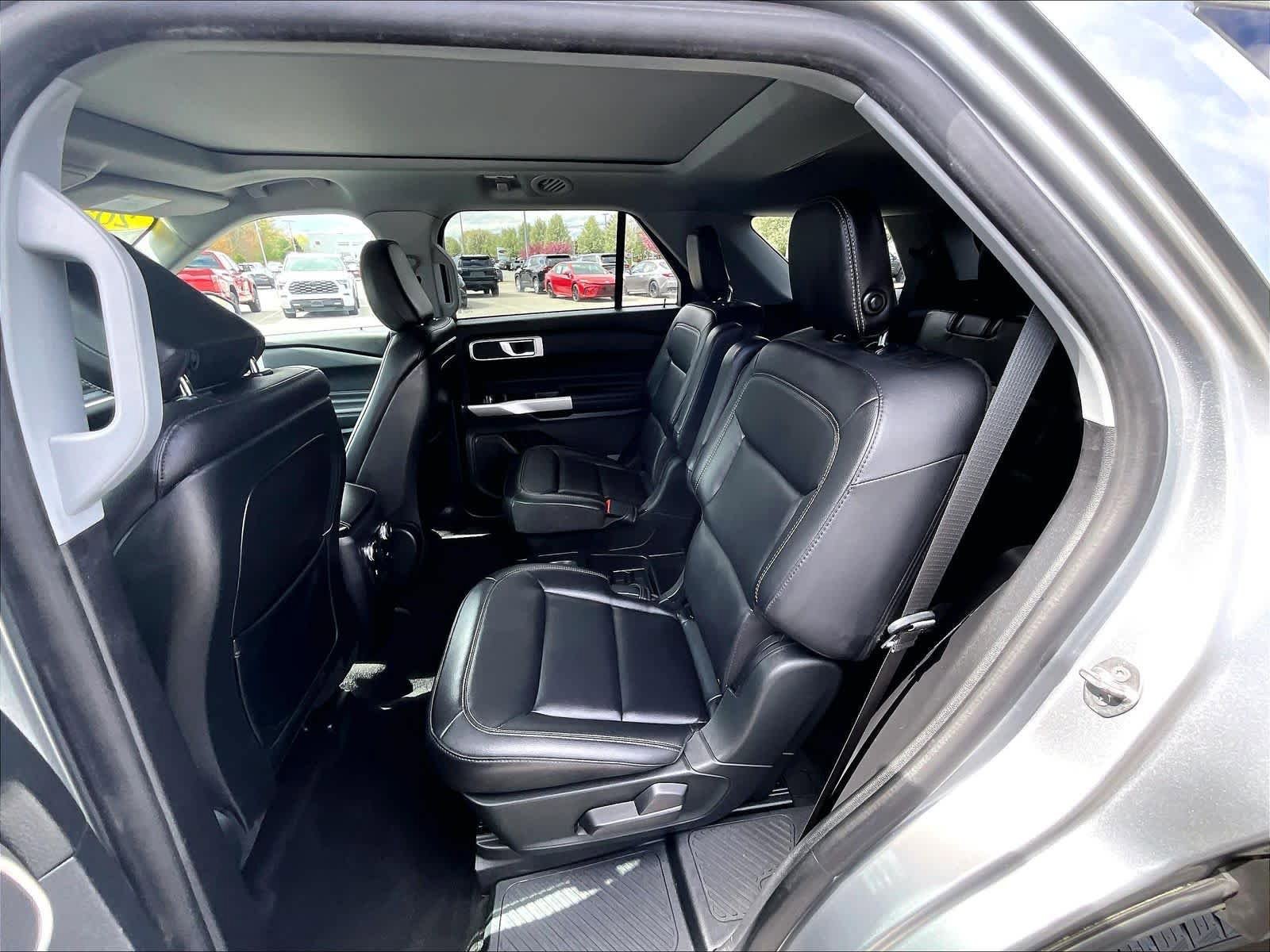 Used 2020 Ford Explorer XLT w/ Equipment Group 202A AWD/4WD image 15