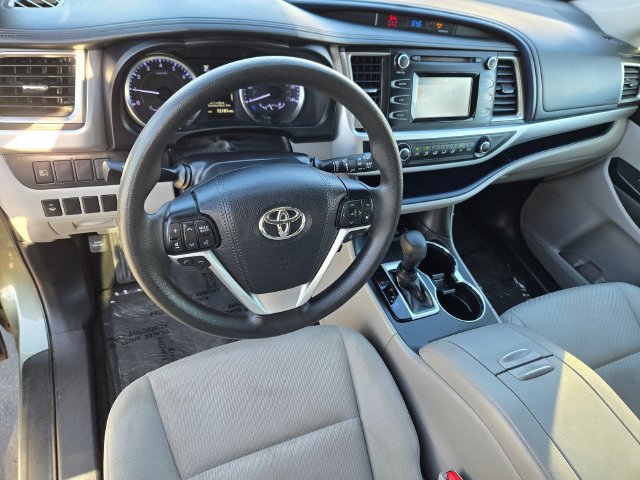 Used 2019 Toyota Highlander LE AWD/4WD image 6