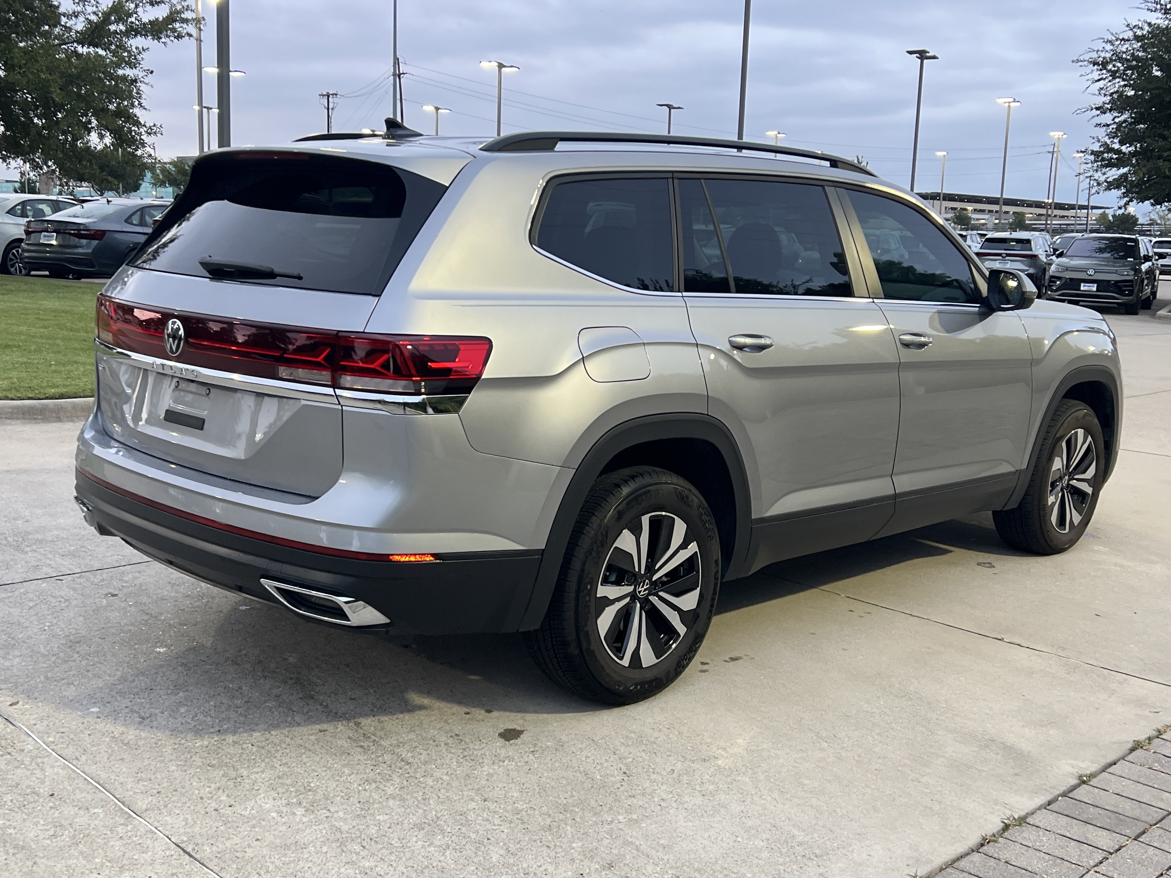 Used 2024 Volkswagen Atlas SE FWD image 8
