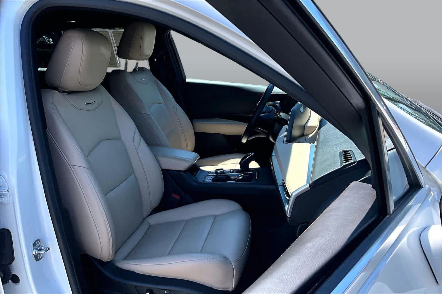 Used 2024 Cadillac XT4 Premium Luxury FWD image 9