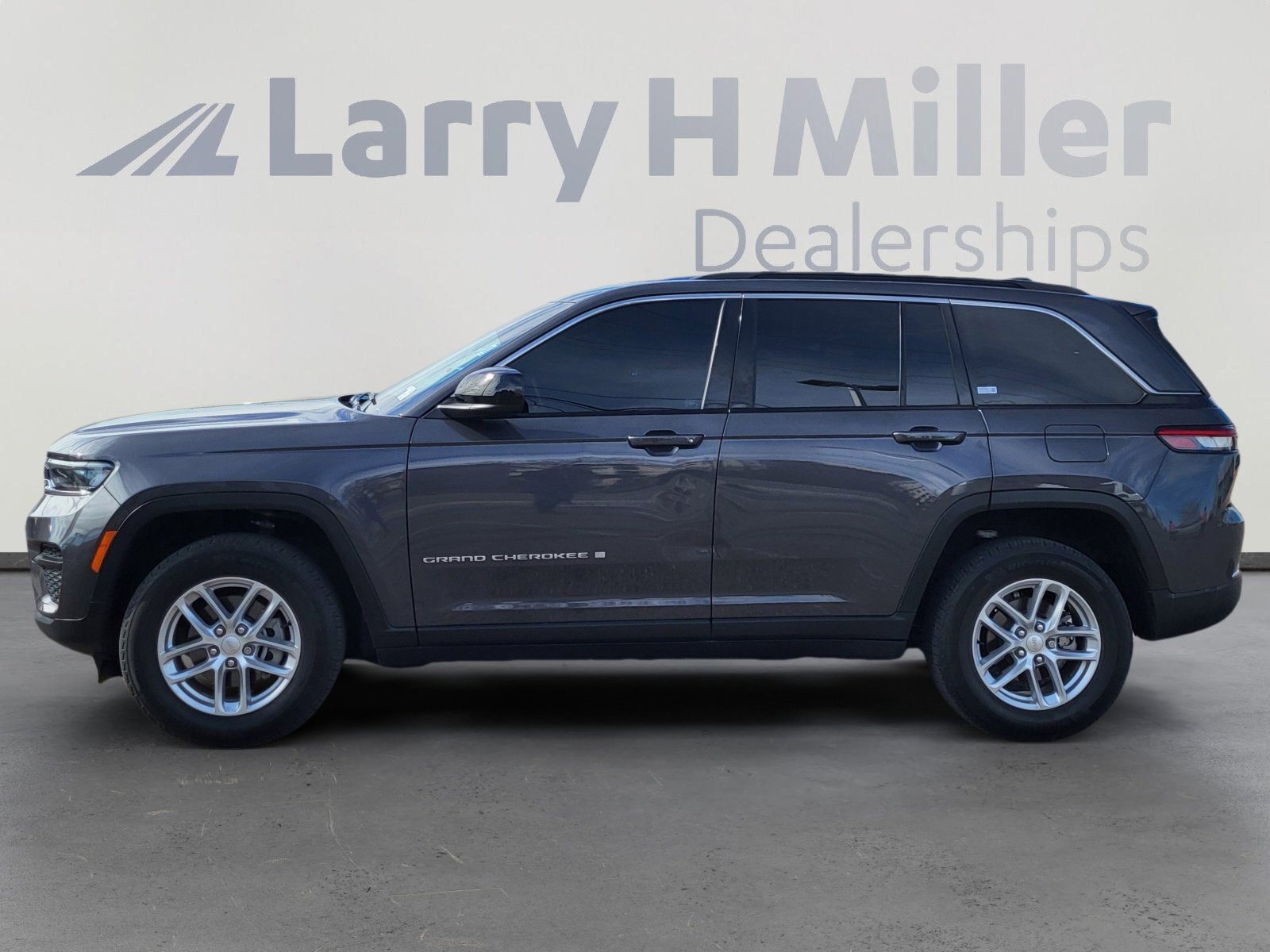 Used 2024 Jeep Grand Cherokee Laredo X w/ Luxury Tech Group I image 2