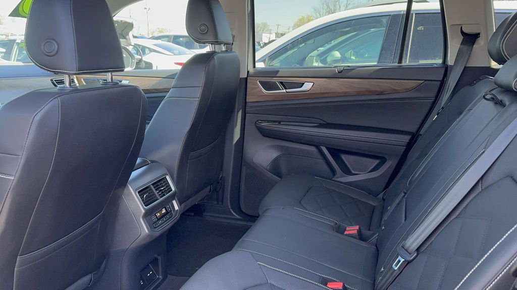 Used 2025 Volkswagen Atlas SE AWD/4WD image 35