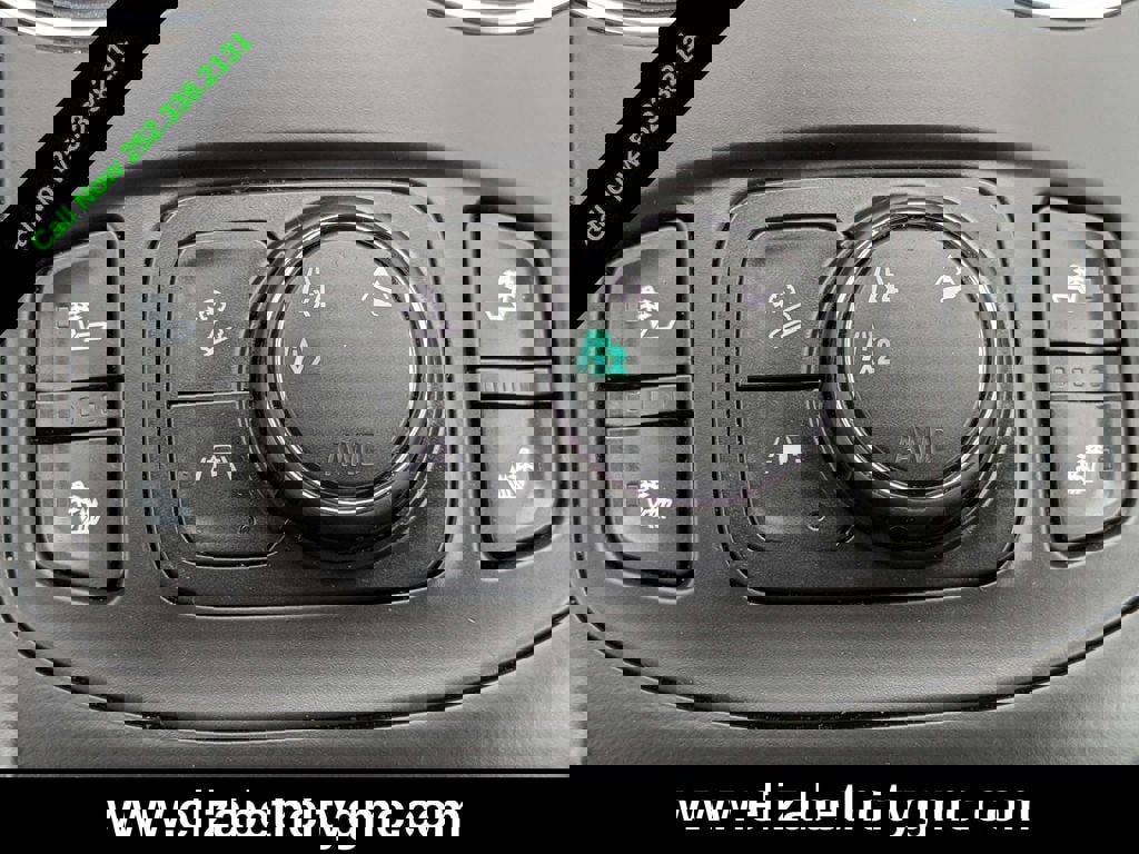 Used 2024 GMC Terrain SLT image 31