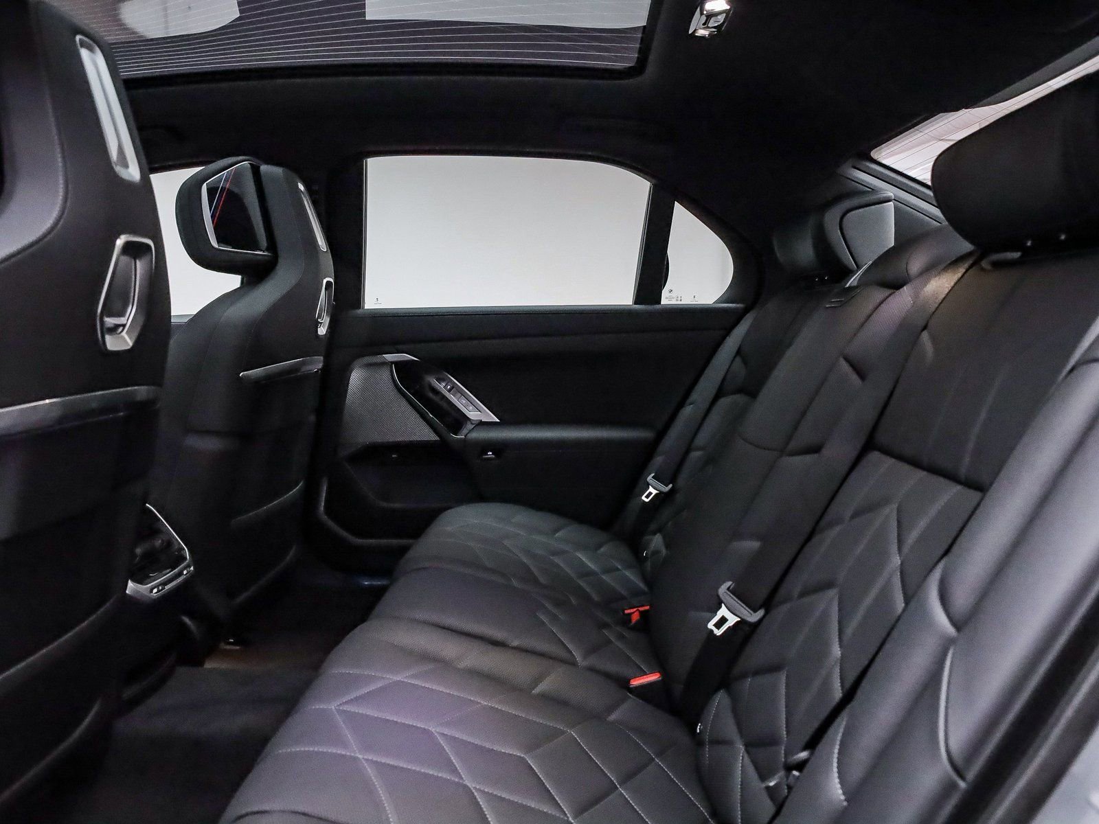 New 2025 BMW i7 xDrive60 w/ Premium Package image 20