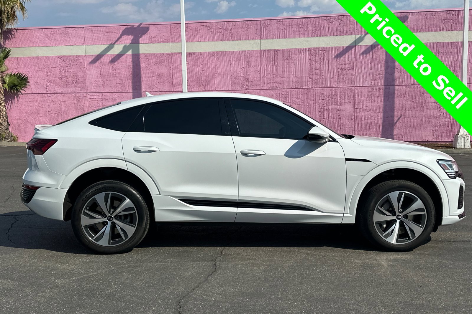 Used 2024 Audi Q8 e-tron Premium image 3