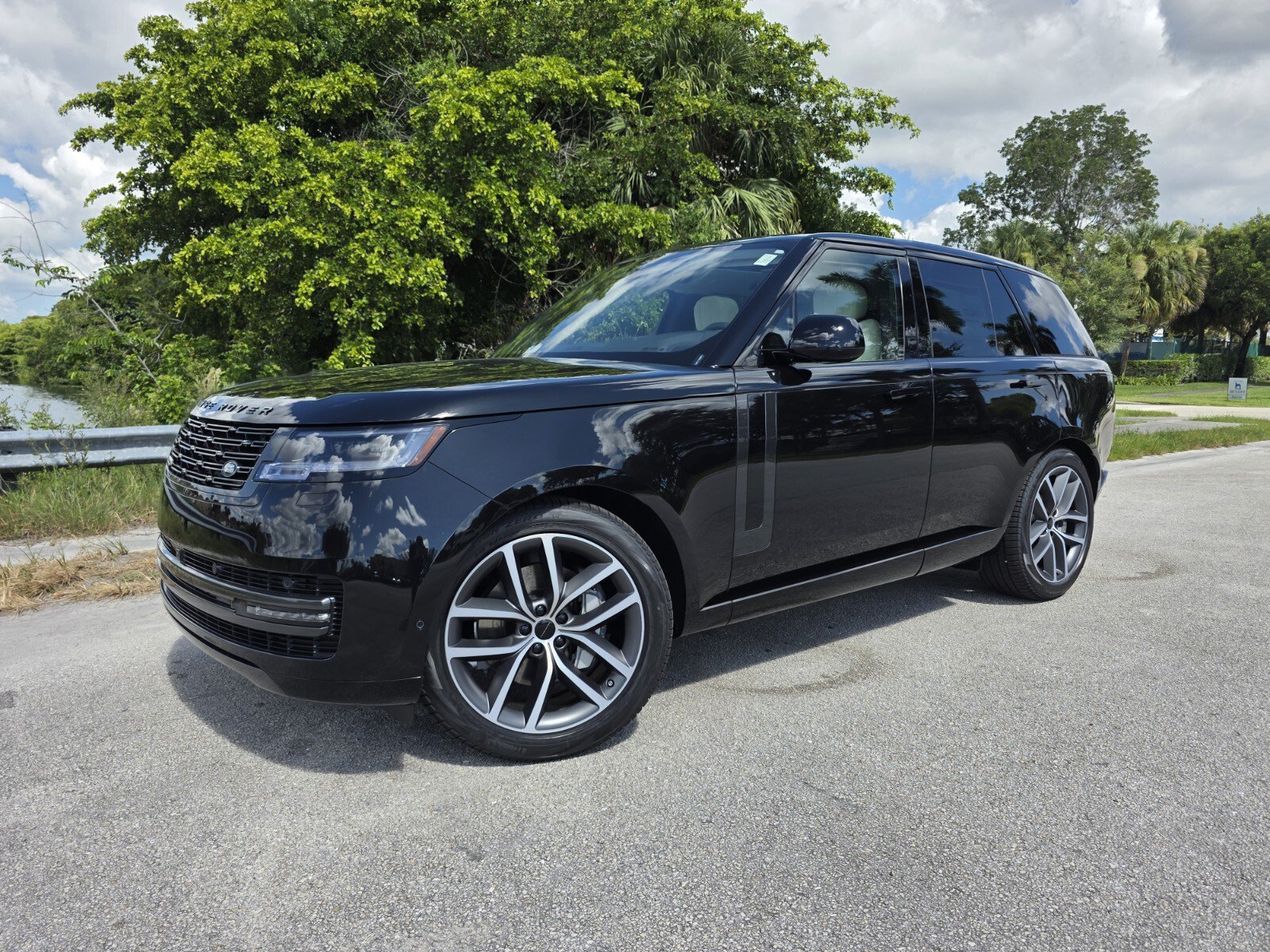 New 2026 Land Rover Range Rover SE AWD/4WD image 1