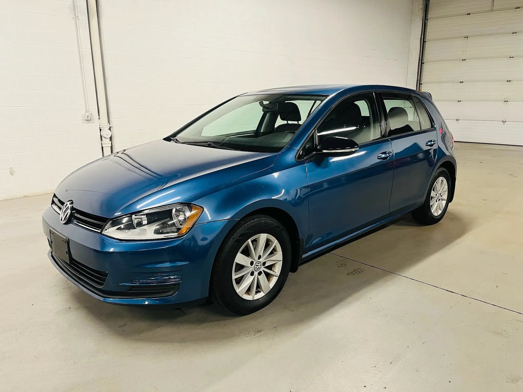 Used 2016 Volkswagen Golf S FWD image 2