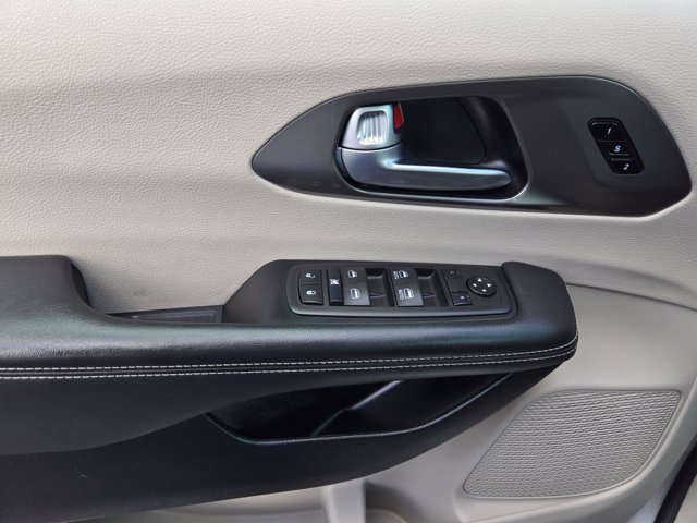 Used 2024 Chrysler Pacifica Touring-L FWD image 13