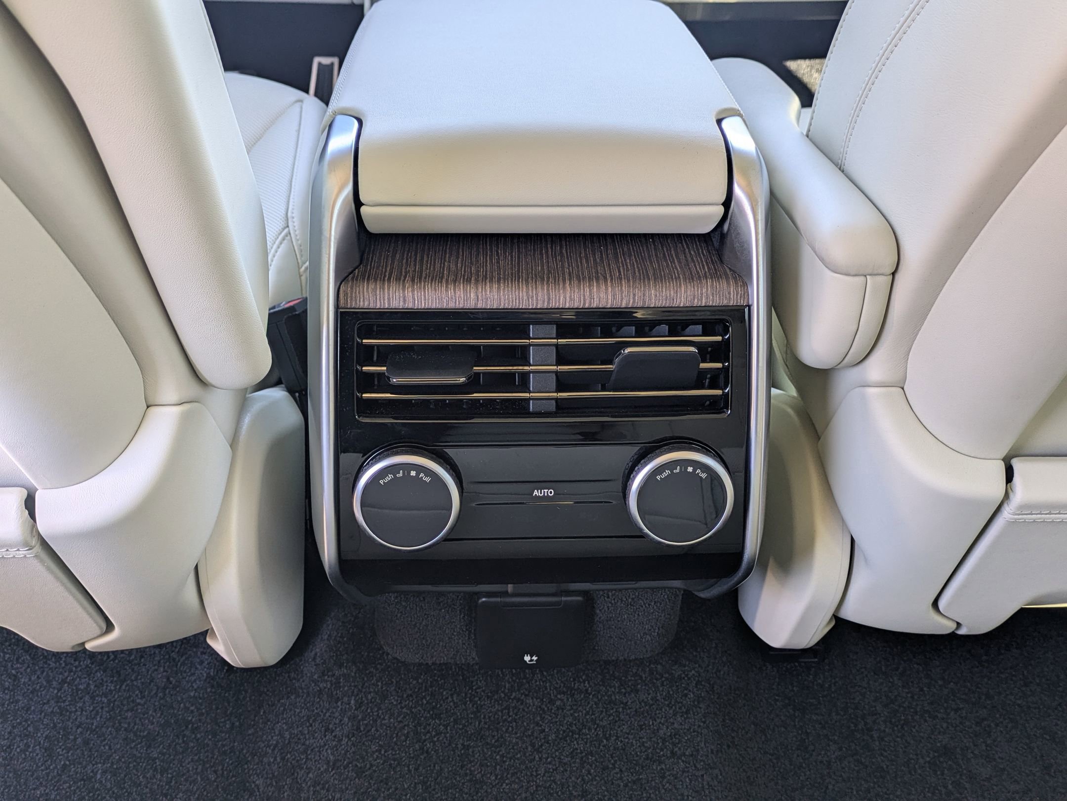 Certified 2025 Land Rover Range Rover SE image 23