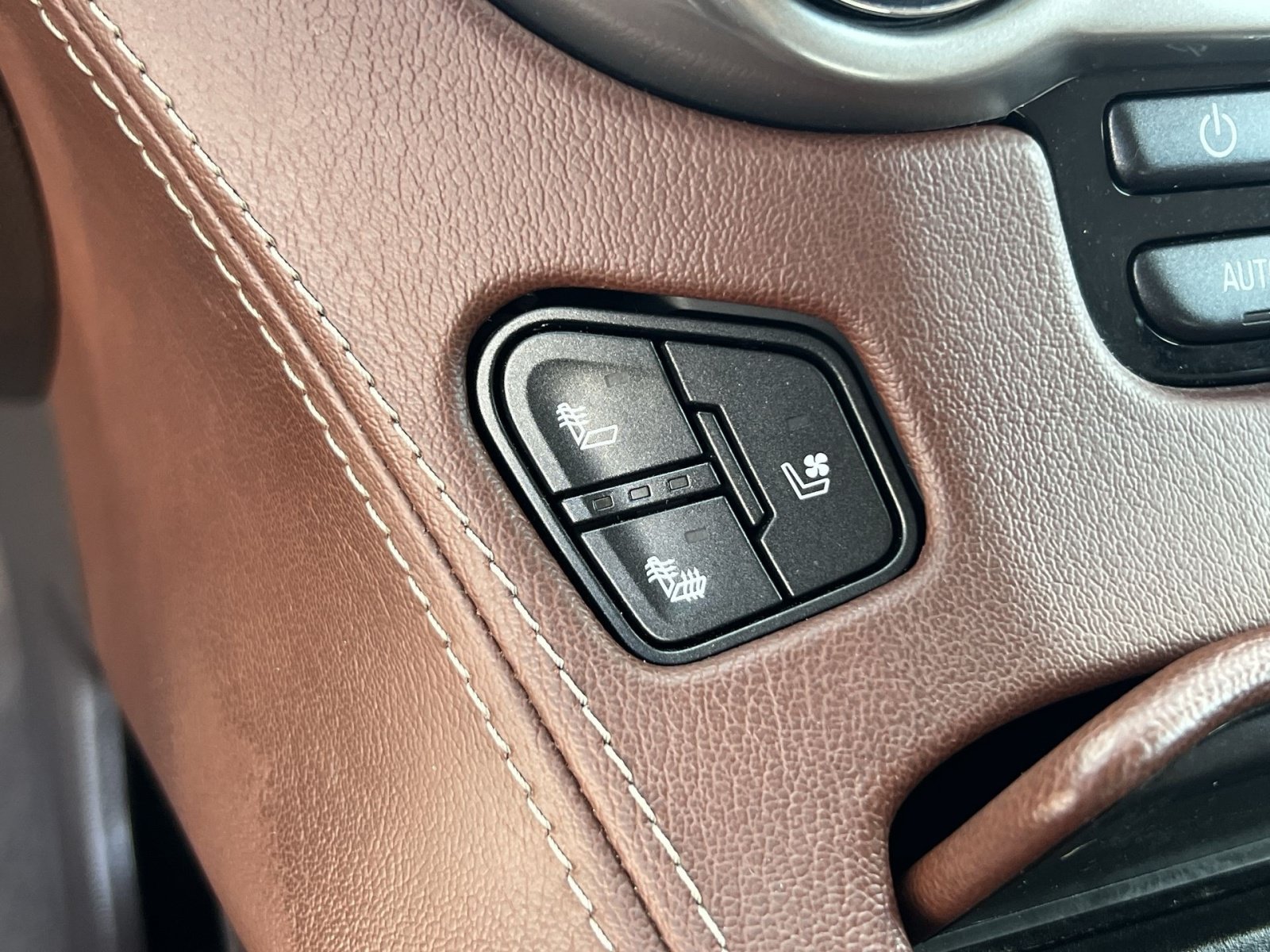 Used 2019 Chevrolet Tahoe Premier w/ RST 6.2L Performance Edition AWD/4WD image 35