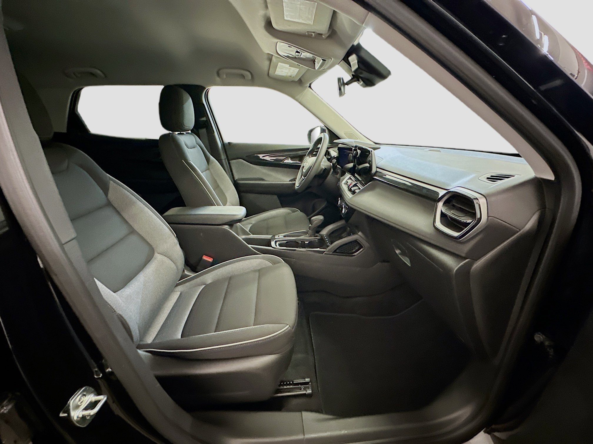 Used 2025 Chevrolet TrailBlazer LT w/ Driver Confidence Package image 32