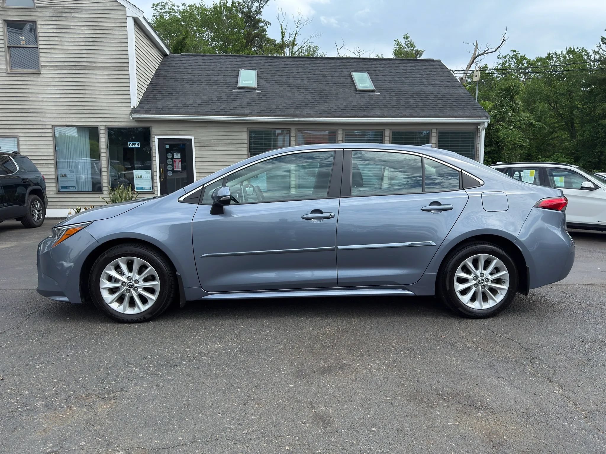 Used 2021 Toyota Corolla XLE FWD image 4