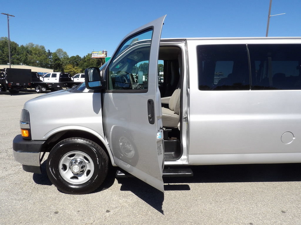 Used 2017 Chevrolet Express 3500 LT w/ LT Preferred Equipment Group RWD image 13
