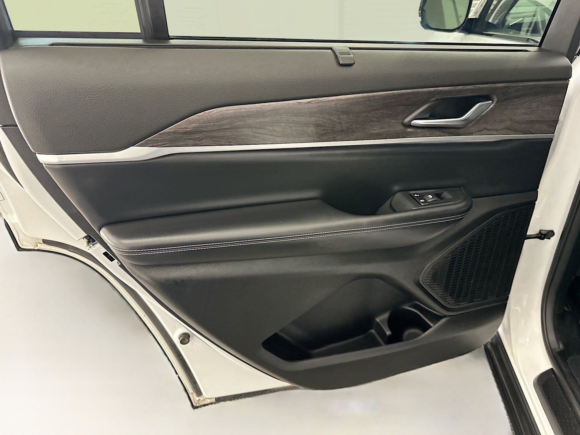 Used 2024 Jeep Grand Cherokee L Limited w/ Luxury Tech Group II image 28