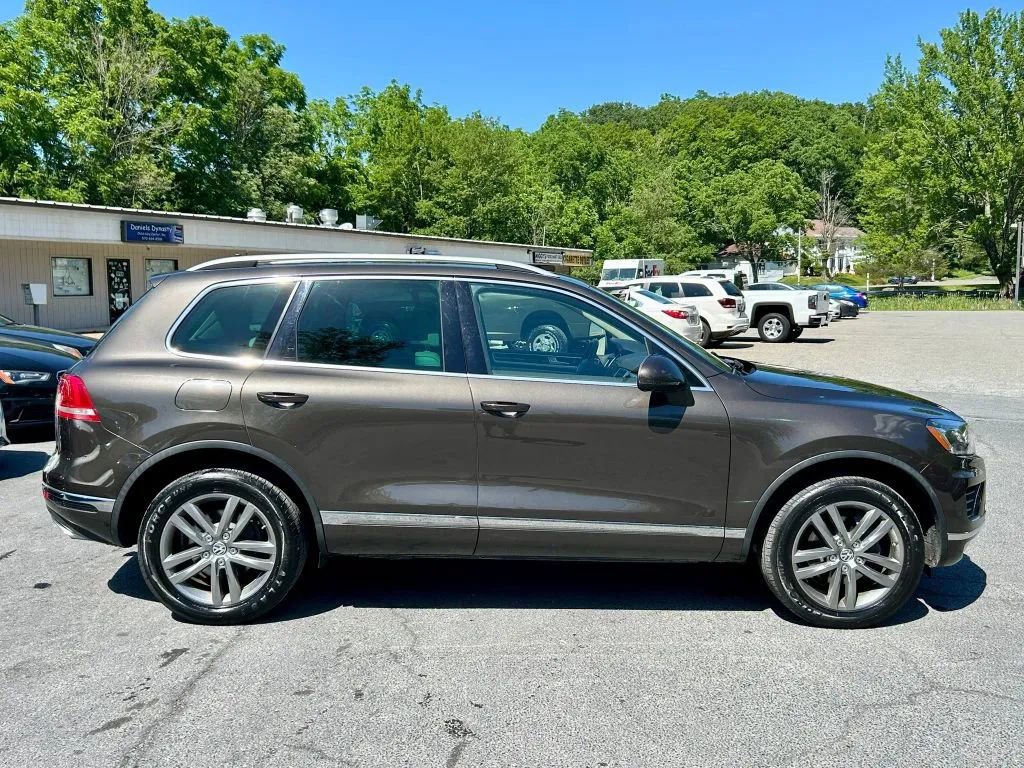Used 2016 Volkswagen Touareg TDI AWD/4WD image 9
