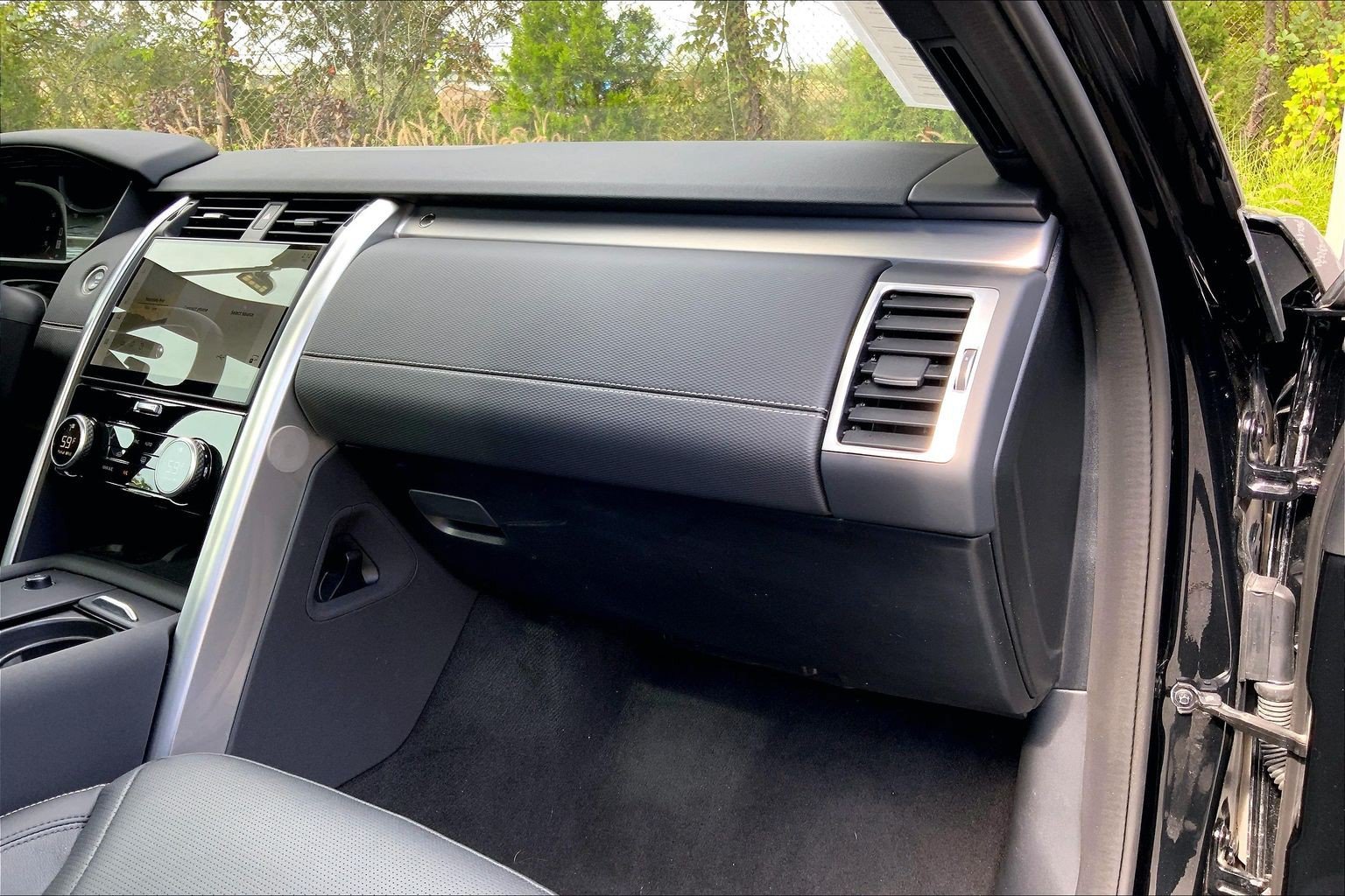Certified 2025 Land Rover Discovery Dynamic SE AWD/4WD image 18