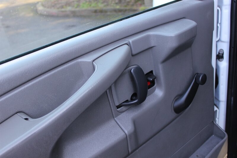 Used 2007 Chevrolet Express 1500 AWD image 11