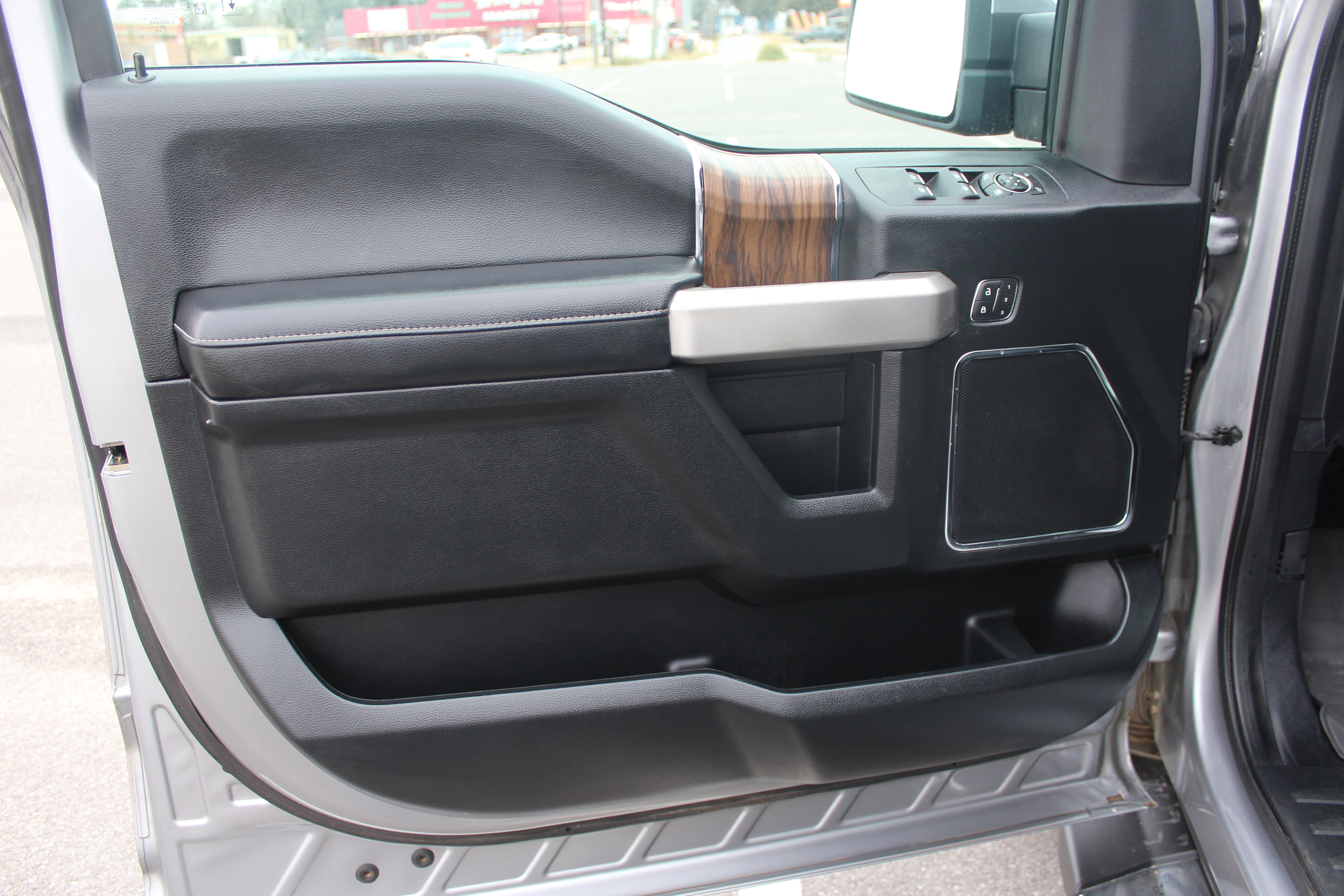 Used 2020 Ford F150 Lariat image 29