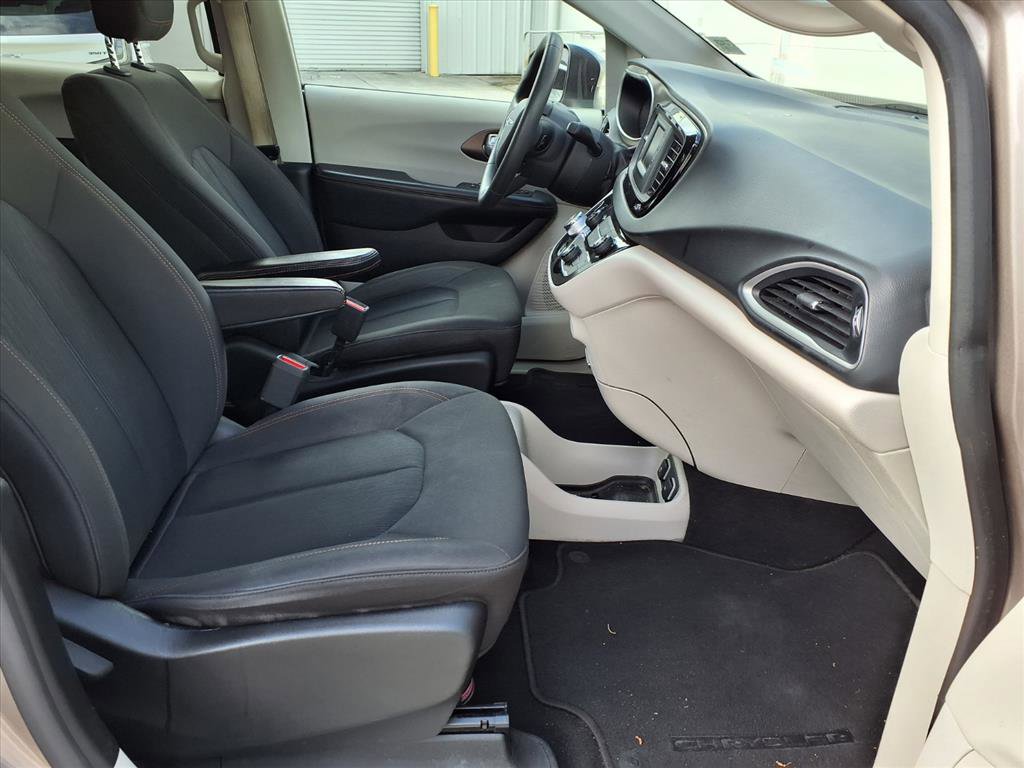 Used 2017 Chrysler Pacifica Touring image 9