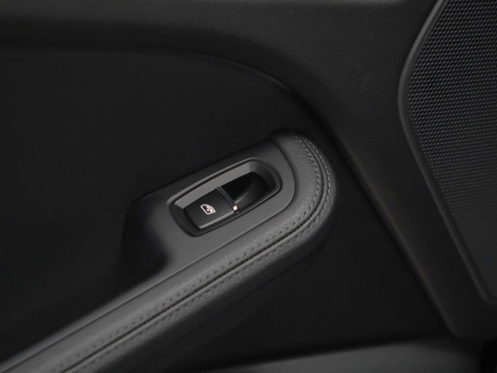 Certified 2026 Porsche Macan AWD/4WD image 15