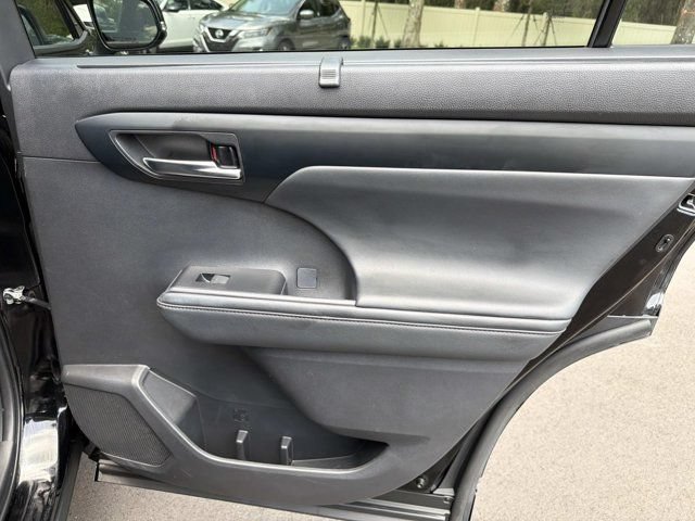 Used 2025 Toyota Highlander XSE AWD/4WD image 19