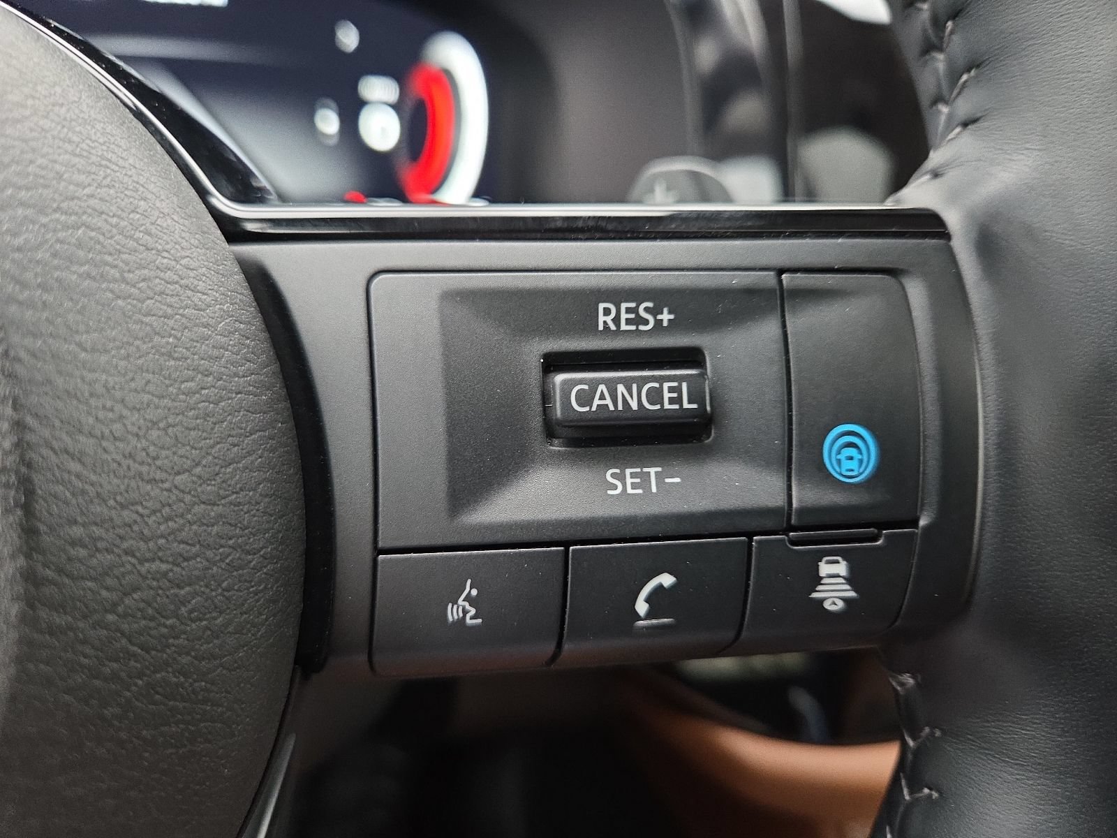 Used 2024 Nissan Pathfinder Platinum FWD image 12