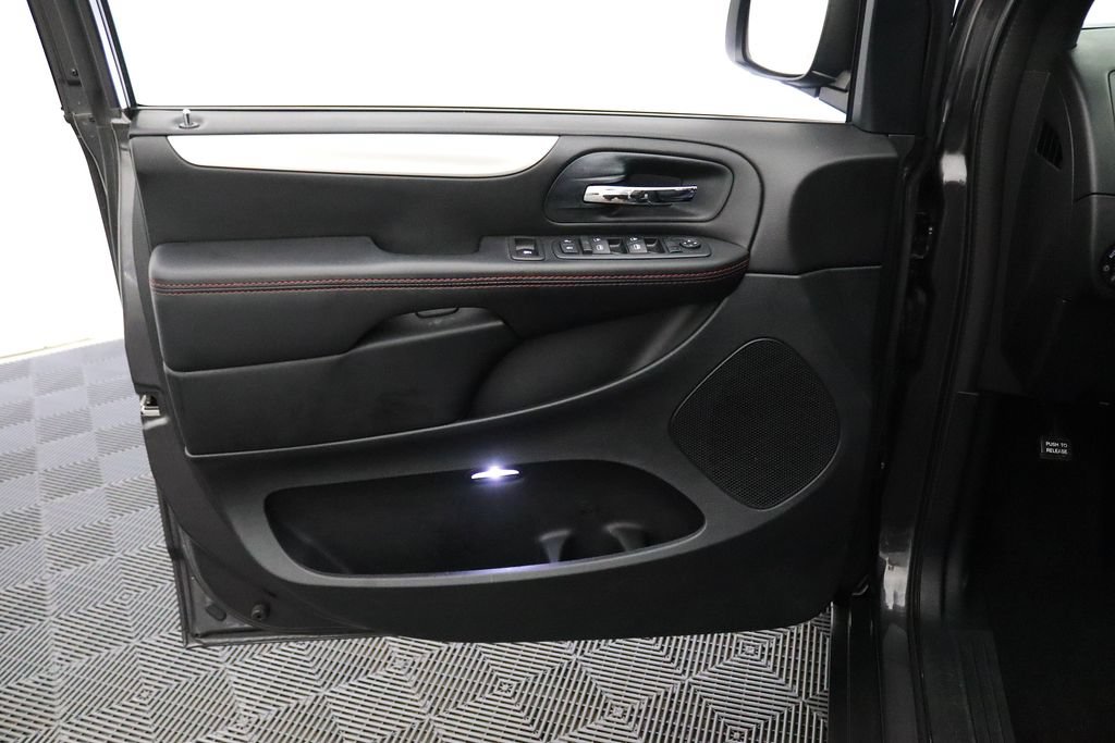 Used 2016 Dodge Grand Caravan R/T w/ Driver Convenience Group FWD image 12