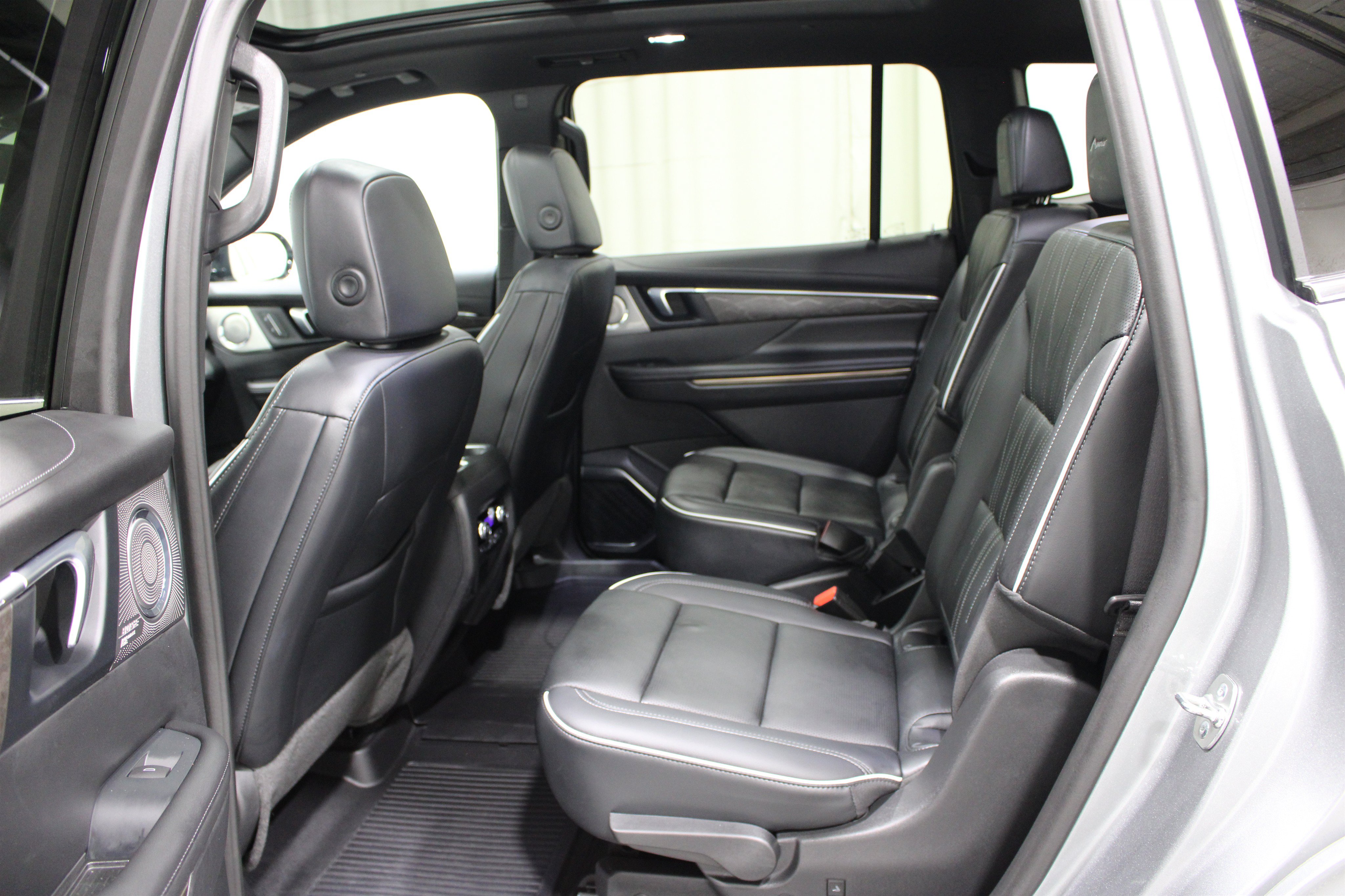 Used 2025 Buick Enclave Avenir AWD/4WD image 21