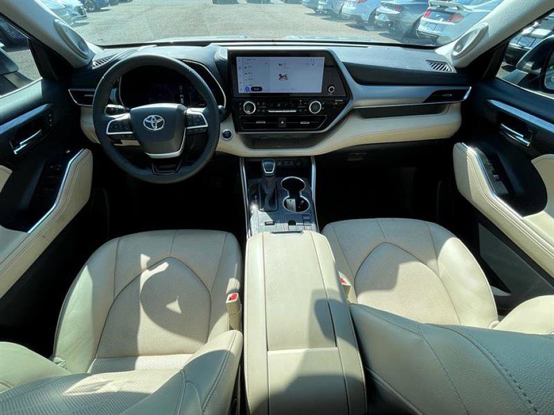 Used 2024 Toyota Highlander LE image 32