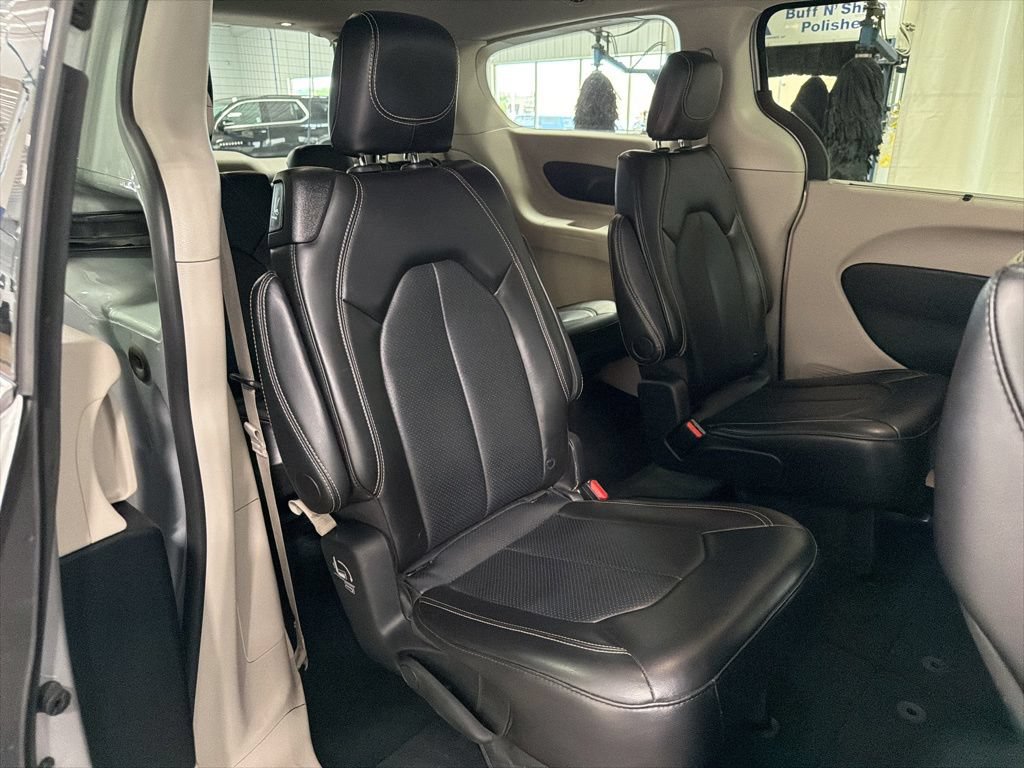 Used 2024 Chrysler Pacifica Touring-L FWD image 18
