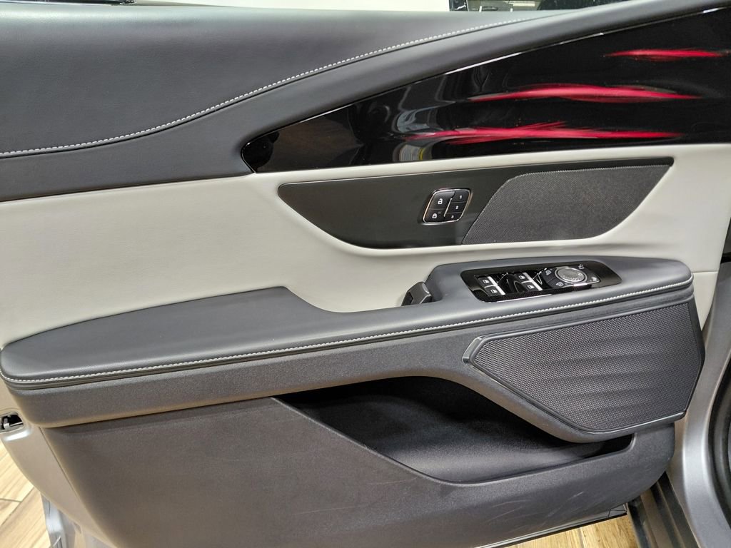 Used 2025 Lincoln Nautilus Premier image 35