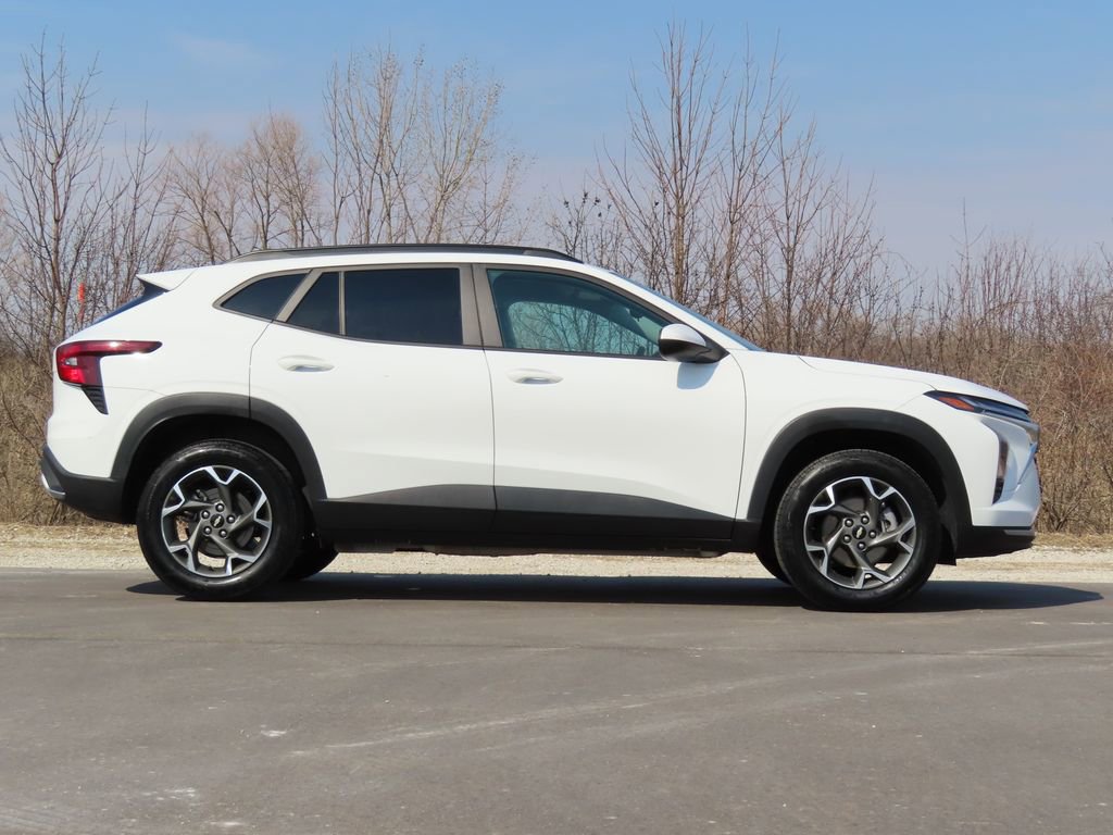 Certified 2025 Chevrolet Trax LT image 2