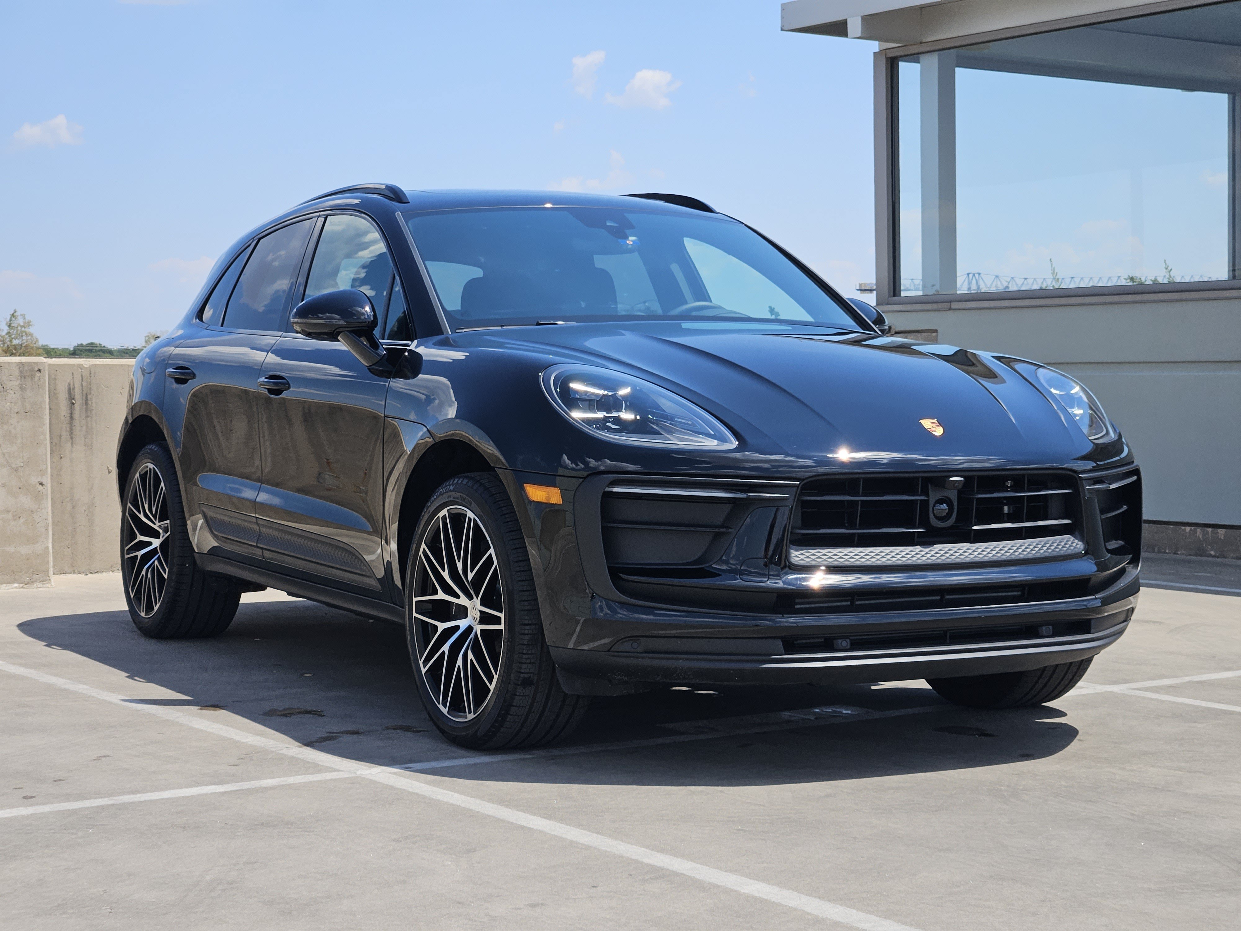 Certified 2025 Porsche Macan AWD/4WD image 10