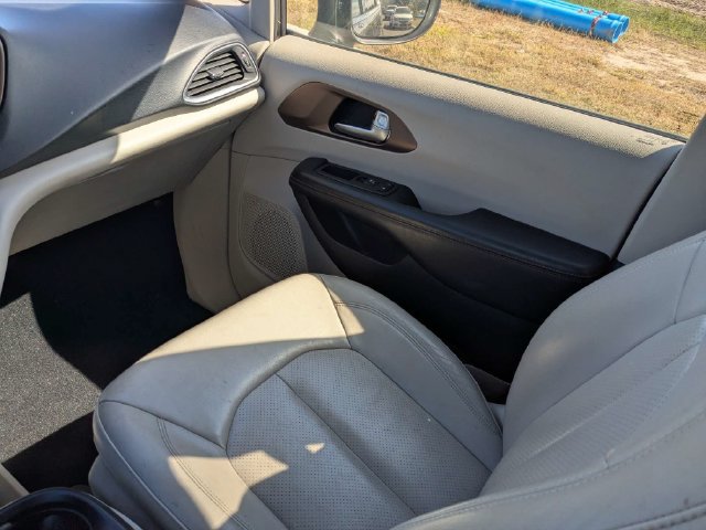 Used 2017 Chrysler Pacifica Touring-L Plus FWD image 17