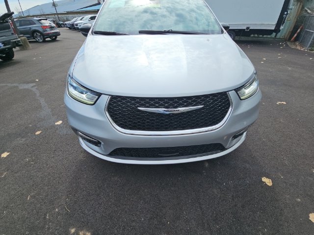 Used 2024 Chrysler Pacifica Touring-L FWD image 34