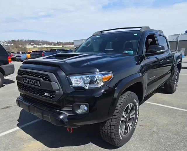 Used 2016 Toyota Tacoma TRD Sport image 4