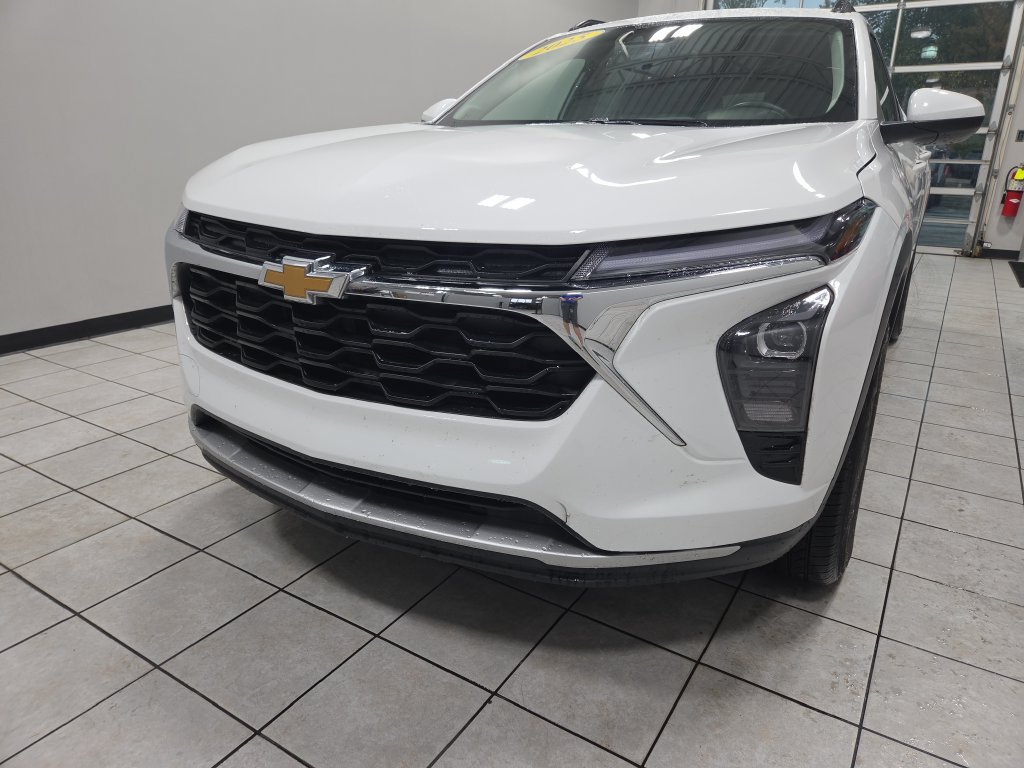 Used 2025 Chevrolet Trax LT w/ LT Convenience Package FWD image 22