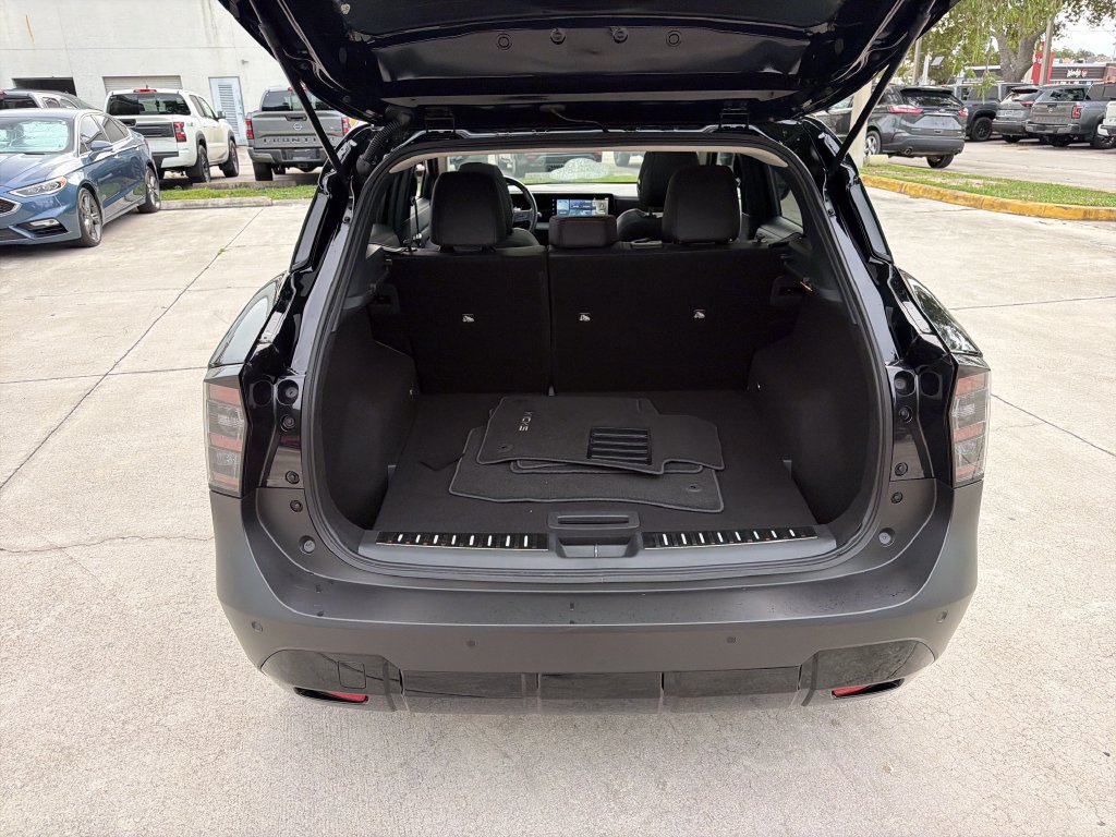 Used 2025 Nissan Kicks SR w/ SR Premium Package FWD image 33