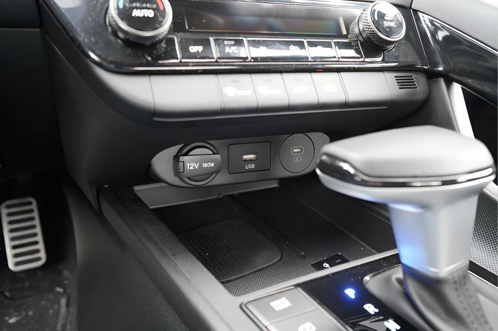 Certified 2025 Hyundai Elantra SEL FWD image 32