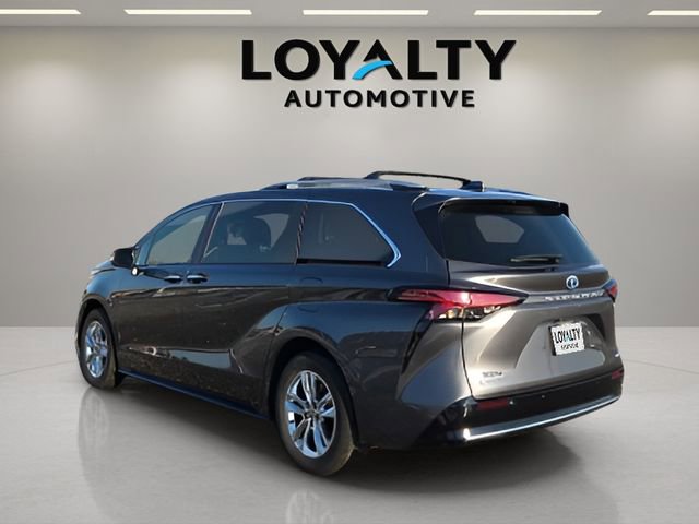 Used 2025 Toyota Sienna Limited image 3