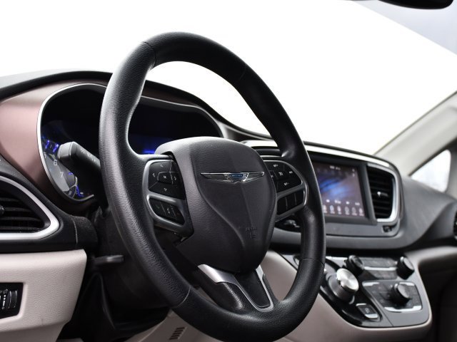 Used 2019 Chrysler Pacifica Touring Plus w/ Tire & Wheel Group image 9