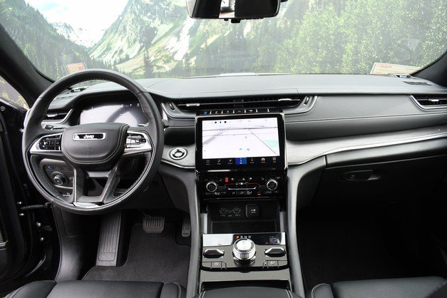 Used 2024 Jeep Grand Cherokee Overland w/ Advanced Protech Group III image 18