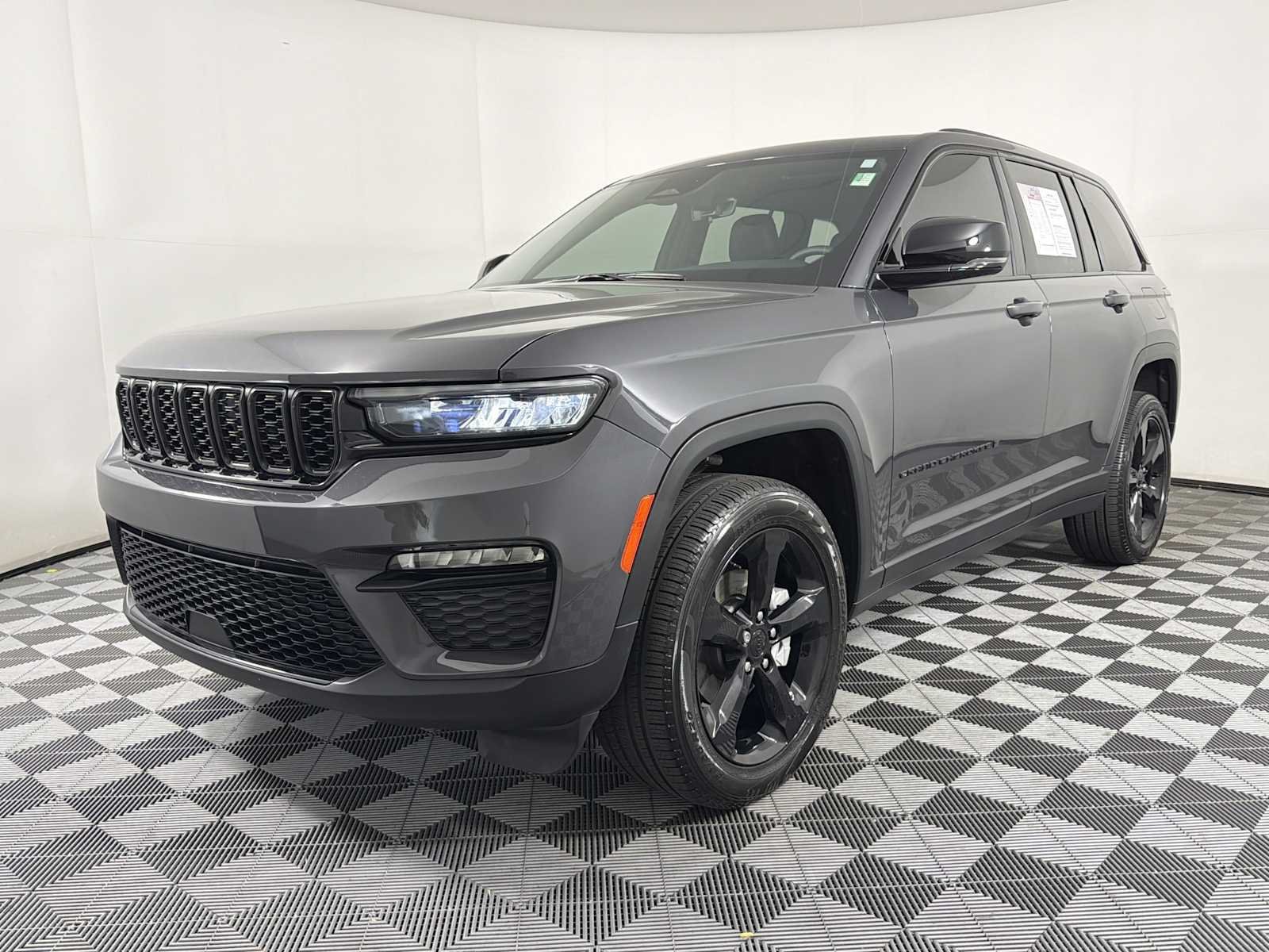 Used 2025 Jeep Grand Cherokee Limited w/ Black Appearance Package AWD/4WD image 3