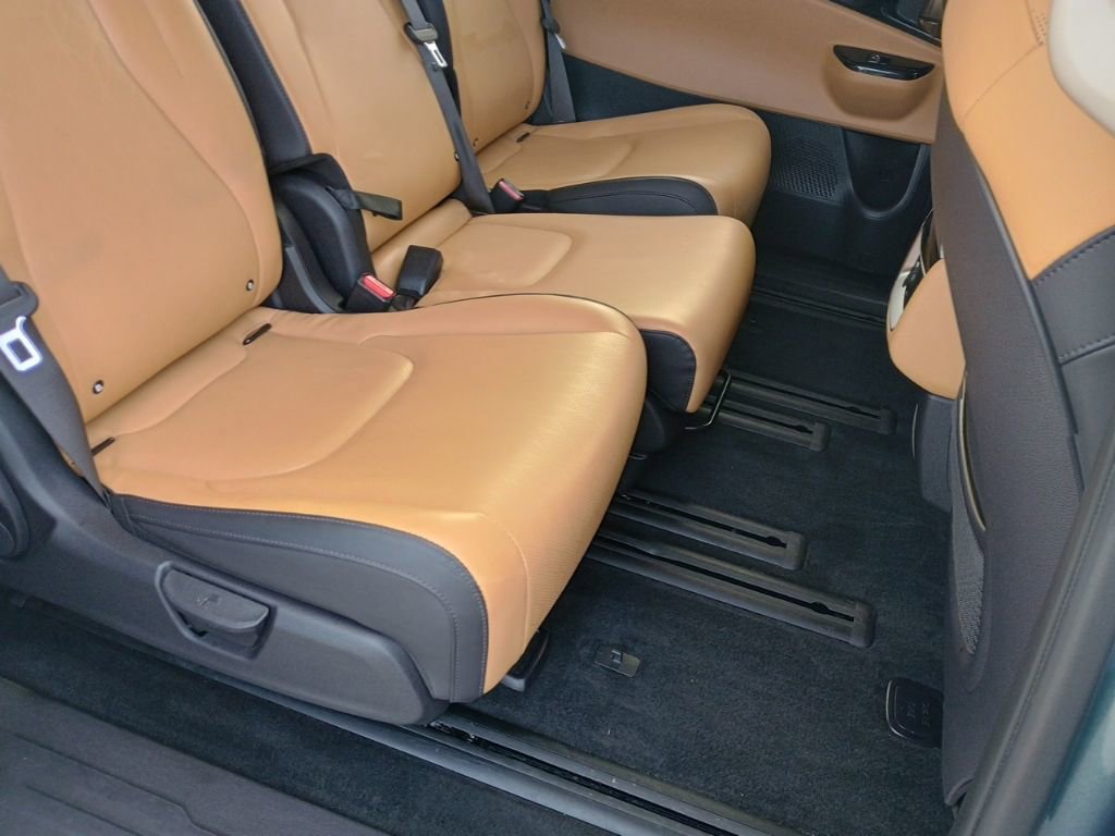 Used 2024 Kia Carnival EX image 18