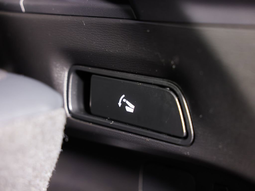 Used 2022 Mitsubishi Outlander SE image 16