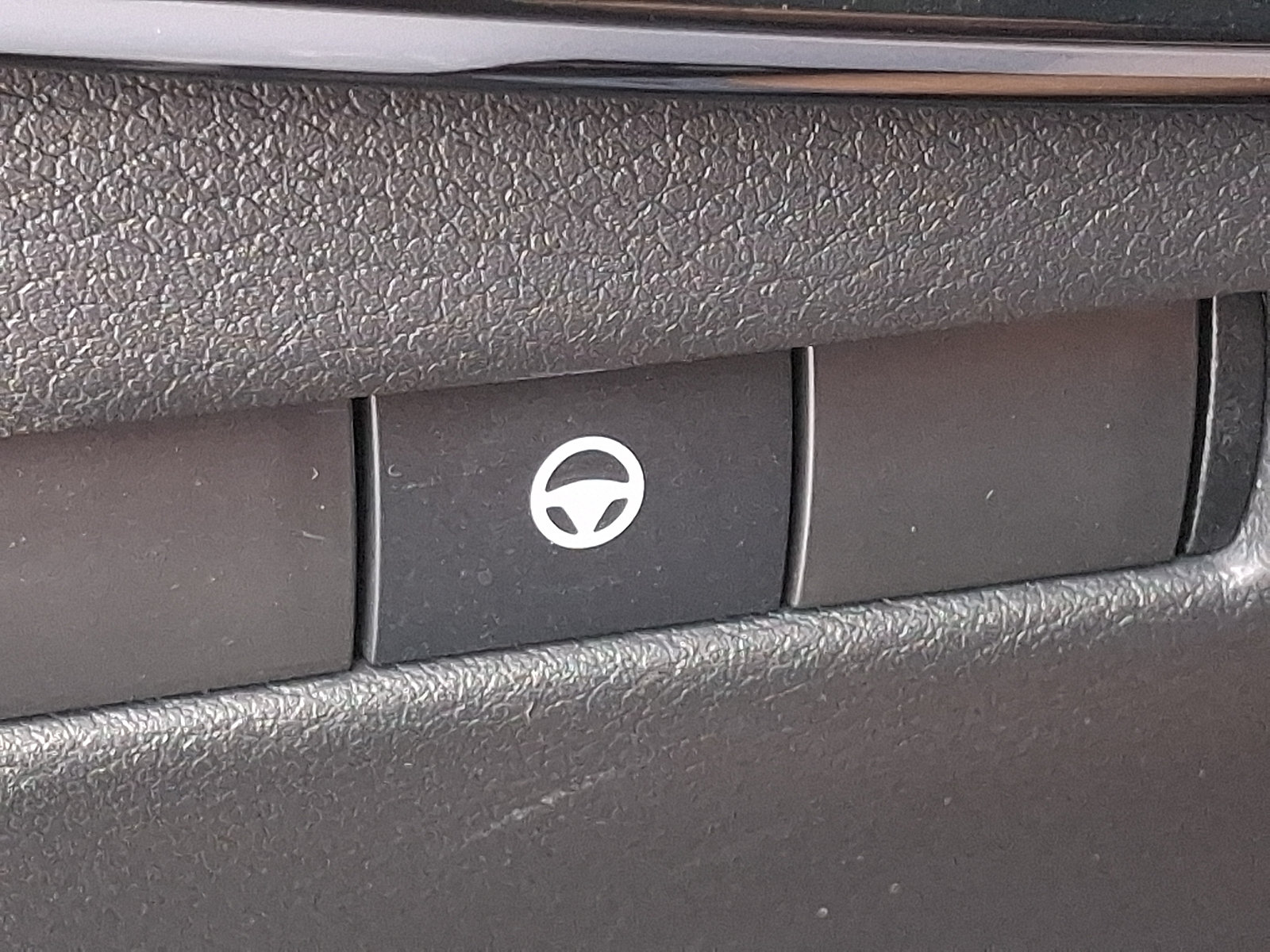 Used 2025 Nissan Kicks SR AWD/4WD image 26